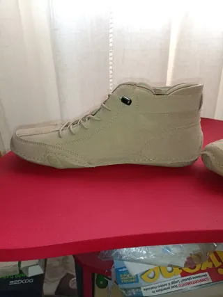 Scarpe beige con lacci elastici