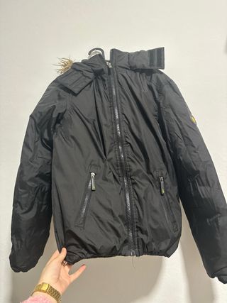 Chaqueta de plumón negra y amarilla