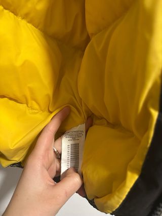 Chaqueta de plumón negra y amarilla