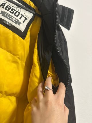 Chaqueta de plumón negra y amarilla