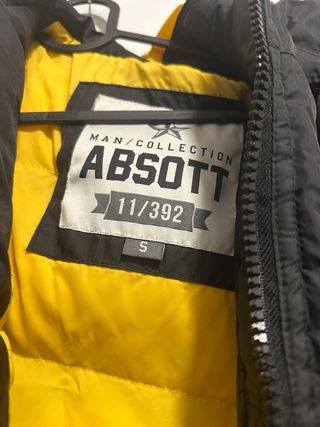 Chaqueta de plumón negra y amarilla