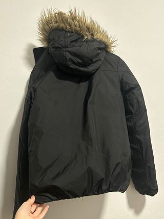 Chaqueta de plumón negra y amarilla