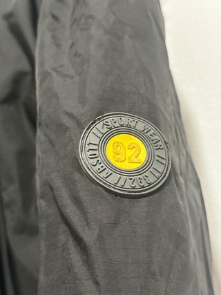 Chaqueta de plumón negra y amarilla