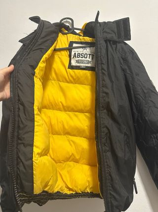 Chaqueta de plumón negra y amarilla