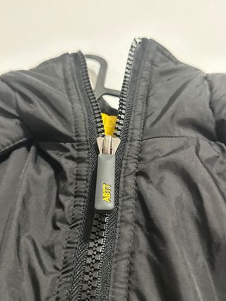 Chaqueta de plumón negra y amarilla
