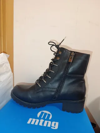 Botas negras Mustang con cordones