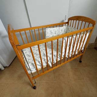 Cuna de pino para bebé