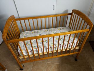 Cuna de pino para bebé