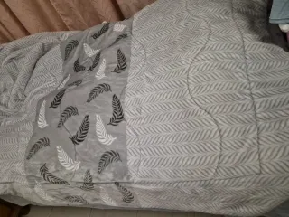 Manta edredón hojas gris y blanco