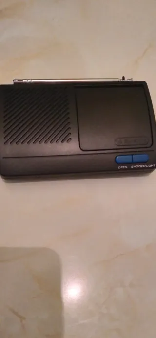 Radio Samsonite estropeada