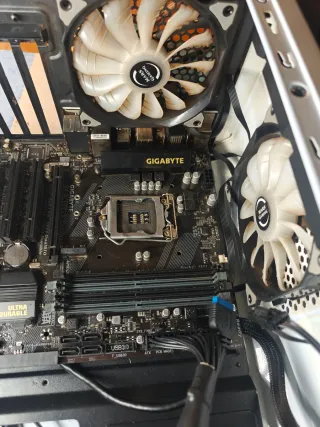 Torre Nox, Placa Gigabyte B450M, Fuente Seasonic