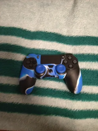 Consola PS4 Slim Negra + 3 Juegos