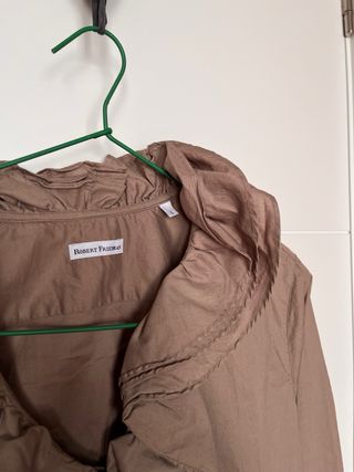 Camisa Robert Friedman volantes marrón talla L.