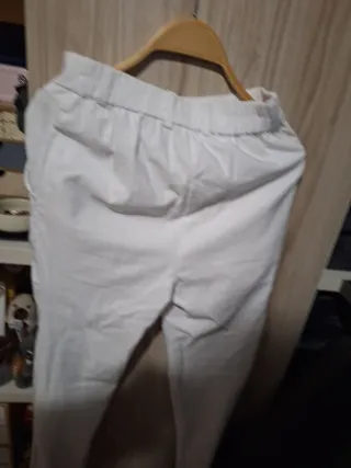 Pantalones blancos con cinturón dorado