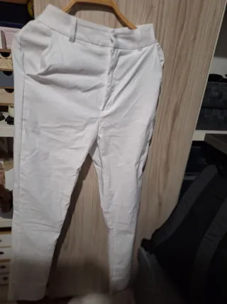 Pantalones blancos con cinturón dorado