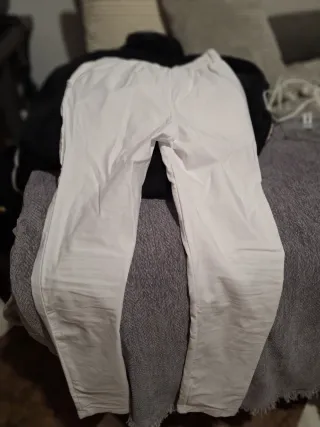 Pantalones blancos con cinturón dorado