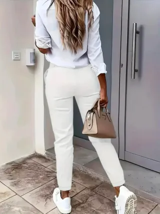 Pantalones blancos con cinturón dorado