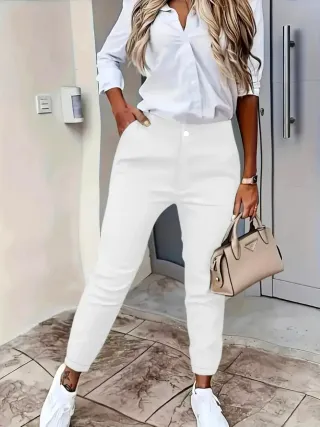 Pantalones blancos con cinturón dorado