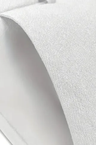 Pantalones blancos con cinturón dorado