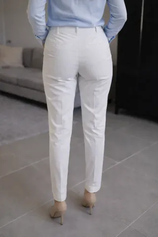 Pantalones blancos con cinturón dorado