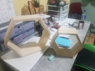 Estantería hexagonal de madera