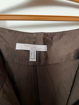 Pantalones marrones fluidos y elegantes