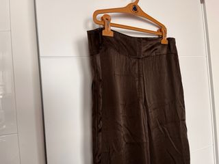 Pantalones marrones fluidos y elegantes