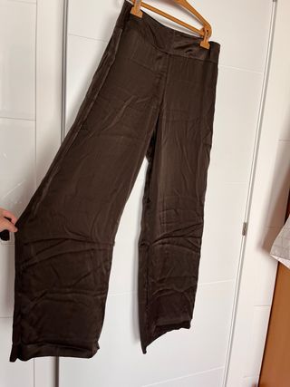 Pantalones marrones fluidos y elegantes