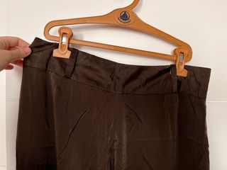 Pantalones marrones fluidos y elegantes