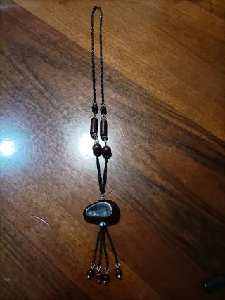 Collana con ciondoli pietre scure