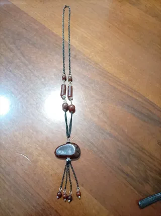 Collana con ciondoli pietre scure