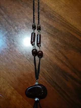 Collana con ciondoli pietre scure