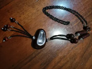 Collana con ciondoli pietre scure
