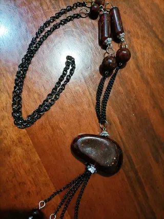 Collana con ciondoli pietre scure