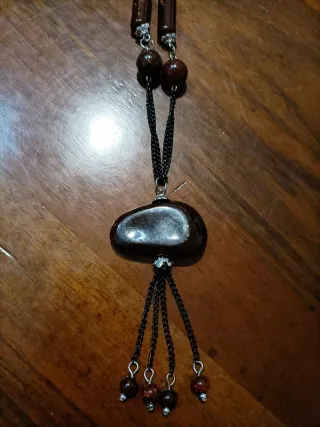 Collana con ciondoli pietre scure
