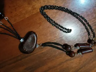 Collana con ciondoli pietre scure
