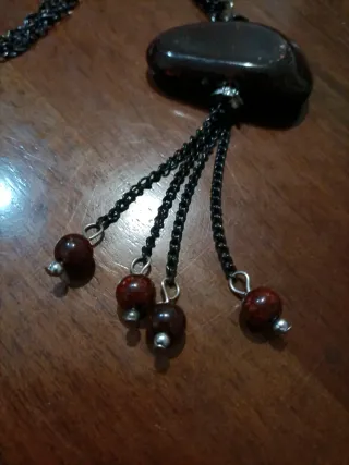 Collana con ciondoli pietre scure
