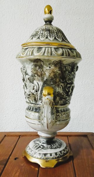 Jarrón de cerámica con tapa y figuras