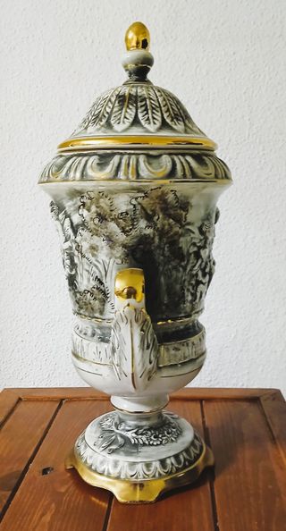 Jarrón de cerámica con tapa y figuras