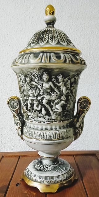 Jarrón de cerámica con tapa y figuras