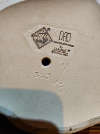 Figura porcelana  gres Niña con Perros y pamela