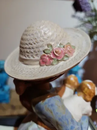 Figura porcelana  gres Niña con Perros y pamela