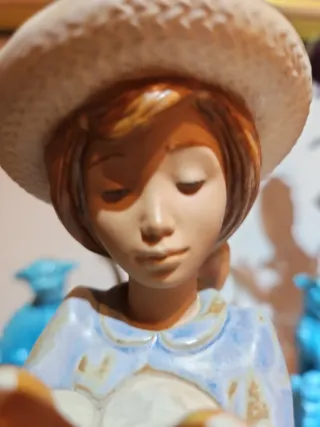 Figura porcelana  gres Niña con Perros y pamela