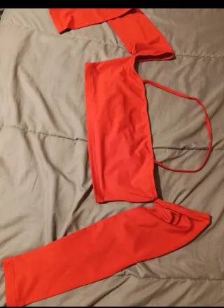 Top rojo sin usar con tira al cuello