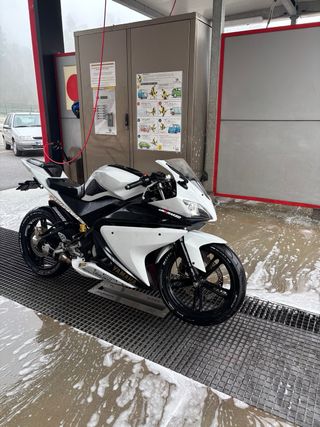 Yamaha Yzf125 blanca y negra