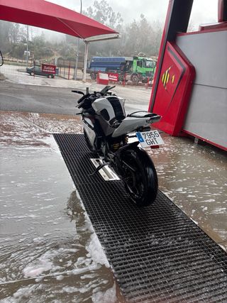 Yamaha Yzf125 blanca y negra