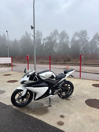 Yamaha Yzf125 blanca y negra