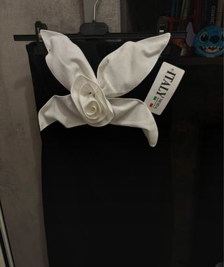 Abito elegante nero con fiore bianco