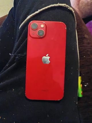 2 iPhones  13 Rojo incluye  base para cargar