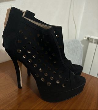 Tacchi neri con plateau e fori